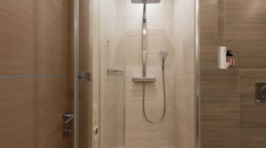 découvrez notre gamme d'accessoires de douche pour transformer votre salle de bain en un véritable espace de bien-être. des rideaux de douche aux distributeurs de savon, trouvez tout le nécessaire pour allier style et fonctionnalité.