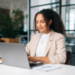 La première étape dans la Création Charte Graphique Paris consiste à clarifier l’identité visuelle de votre marque. En effet,