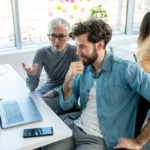 La Création Charte Graphique Paris ne se limite pas à concevoir un logo ou une palette de couleurs. Elle définit l’identité visuelle