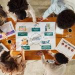 Un SEO coach Lyon examine alors la structure du site, la vitesse de chargement, l’indexation, les balises HTML, le maillage interne