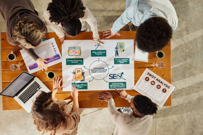 Un SEO coach Lyon examine alors la structure du site, la vitesse de chargement, l’indexation, les balises HTML, le maillage interne