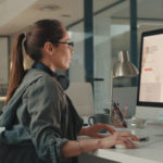 Un SEO coach Lyon expérimenté commence toujours par cette étape stratégique. Il identifie les requêtes réellement tapées par votre