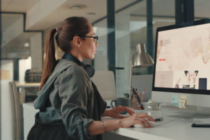 Un SEO coach Lyon expérimenté commence toujours par cette étape stratégique. Il identifie les requêtes réellement tapées par votre