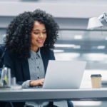 Un SEO coach Lyon expérimenté commence toujours par analyser l’environnement local : typologie des clients,